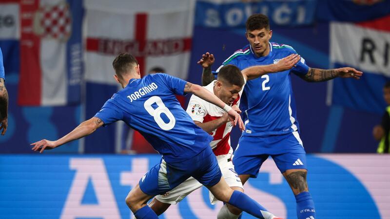 Italien weiter: Spätes Tor zerstört Modric‘ historischen Tag Die Italiener (blaue Trikots) sicherten sich durch ein spätes Remis gegen Kroatien das Achtelfinal-Ticket.