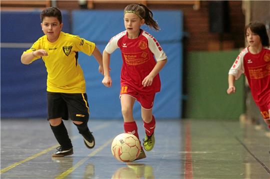 Die JSG Goslar II (in den gelben Trikots) im Spiel gegen den SC 18 Harlingerode. Goslar erreicht das Finale des F-I-Turniers und unterliegt dem anderen Team der Jugendspielgemeinschaft. Foto: Gietemann
