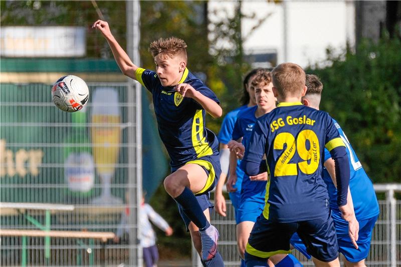 B-Junioren der JSG Goslar verteidigen Tabellenführung Die JSG Goslar, hier Jannis Klug (li.) und Henry Vincent Schmidt, hat die Meisterschaft in der Bezirksliga der B-Junioren weiter in den eigenen Händen. Foto: Drechsler