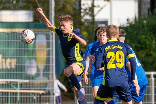 Die JSG Goslar, hier Jannis Klug (li.) und Henry Vincent Schmidt, hat die Meisterschaft in der Bezirksliga der B-Junioren weiter in den eigenen Händen. Foto: Drechsler