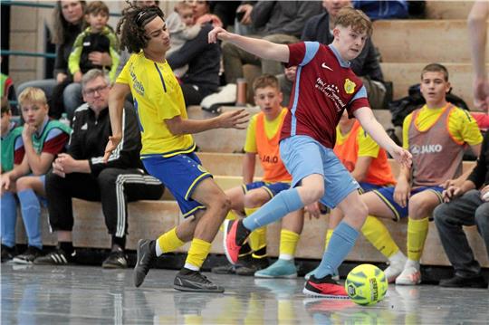 Die JSG Langelsheim II (r.), hier beim Vorrundenspiel in Oker gegen Germania Wolfenbüttel, darf auch im Januar noch in der Halle kicken. Foto: Gietemann