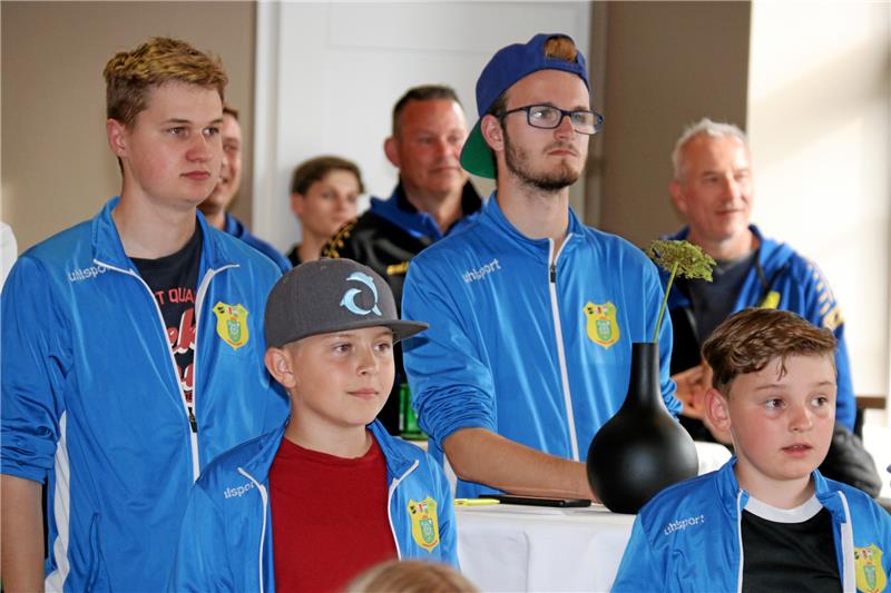 Die JSG Langelsheim mit Trainer Justin Evans (2. v. re.) schaut gespannt auf die Auslosung zur GZ-Mini-WM. Foto: Sowa