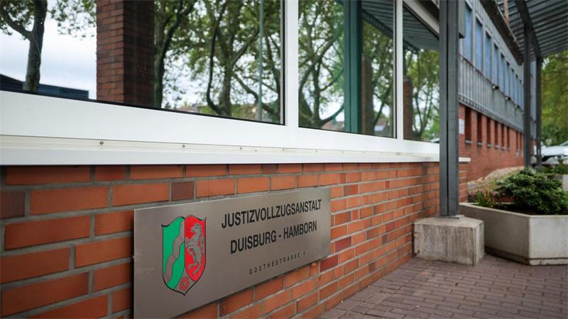 Gitter durchgesägt und weg: Filmreifer Ausbruch in Duisburg Die JVA Duisburg-Hamborn: Hier floh ein Häftling über das Dach.