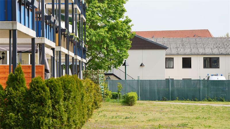 Fall Hendrik Holt - ist Offener Vollzug der richtige Weg? Die JVA des offenen Vollzugs in Berlin hat deutlich niedrigere Zäune als geschlossene Anstalten und liegt direkt neben Wohnhäusern.