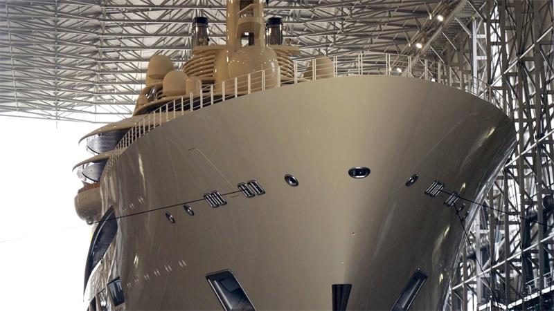 „Behörden-Ping-Pong“ – Streit um russische Luxusjacht Die Jacht liegt auf dem Gelände der Lürssen-Werft. (Archivbild)