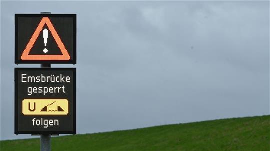 Die Jann-Berghaus-Brücke in Leer soll wegen des Warnstreiks fast den ganzen Dienstag für den Autoverkehr gesperrt werden. (Symbolbild) 