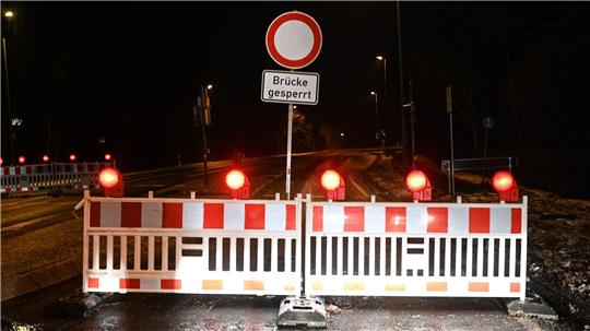 Die Jann-Berghaus-Brücke in Leer wurde infolge des Warnstreiks für den Verkehr gesperrt. 