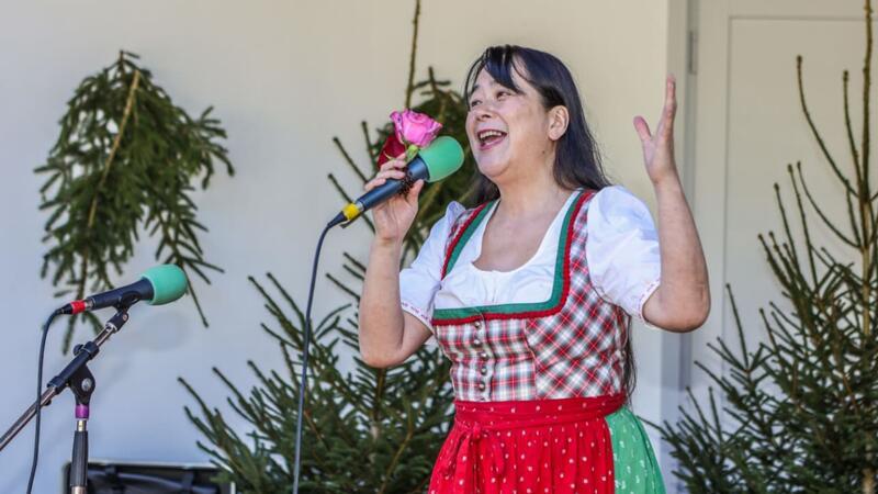 Die Japanische Jodlerin Sakura Kitagawa tritt beim Wettbewerb auf.
