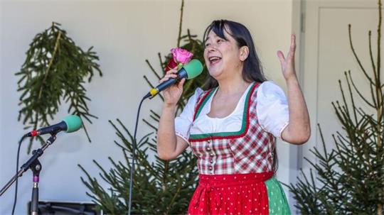 Die Japanische Jodlerin Sakura Kitagawa tritt beim Wettbewerb auf.