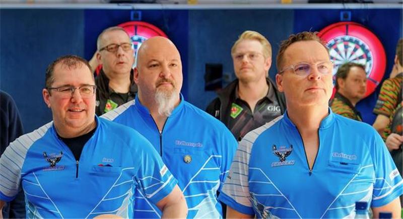 Falken zittern sich zum Klassenerhalt Die Jerstedter Falken, hier Jens Peters, Marc Staunau und Christoph Bruns (v.l.) sind für den Klassenerhalt auf die Schützenhilfe der Dartfighters Greifswald angewiesen. Bruns wechselt in die 1. Bundesliga zu den Bulldogs Wolfenbüttel.Foto: Drechsler