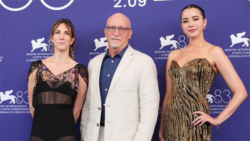 Die Journalistin Zoë Schiffer, Regisseur Alex Gibney und Ashley St. Clair vor der Pressekonferenz zum Film.