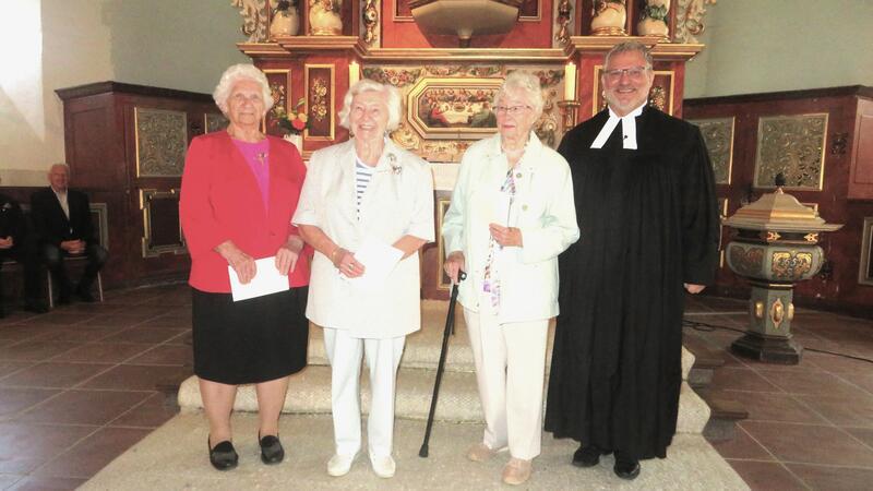 Jubelkonfis in Lautenthal gefeiert Die Jubilare für die "Kronjuwelen" also für 75 Jahre — Else Pfau (l.) und Erika Fedrowitz sowie Rosemarie Niens (80 Jahre) mit Pastor André Dittmann.