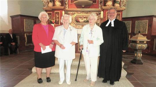 Die Jubilare für die "Kronjuwelen" also für 75 Jahre — Else Pfau (l.) und Erika Fedrowitz sowie Rosemarie Niens (80 Jahre) mit Pastor André Dittmann.