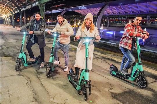 Die Jünger reisen auf E-Scootern durch die Stadt: René Casselly, l-r), Joey Heindle, Stefanie Hertel und Timur Ülker - eine Szene aus «Die Passion - Die größte Geschichte aller Zeiten».