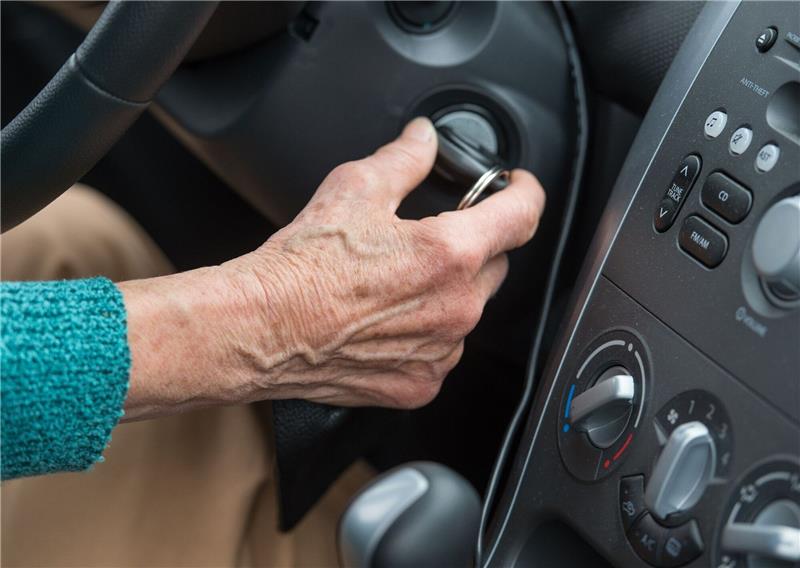 Keine klare Mehrheit für Führerscheinprüfung für Senioren Die Jüngeren stimmen für die regelmäßigen Prüfungen für ältere Fahrerinnen und Fahrer.