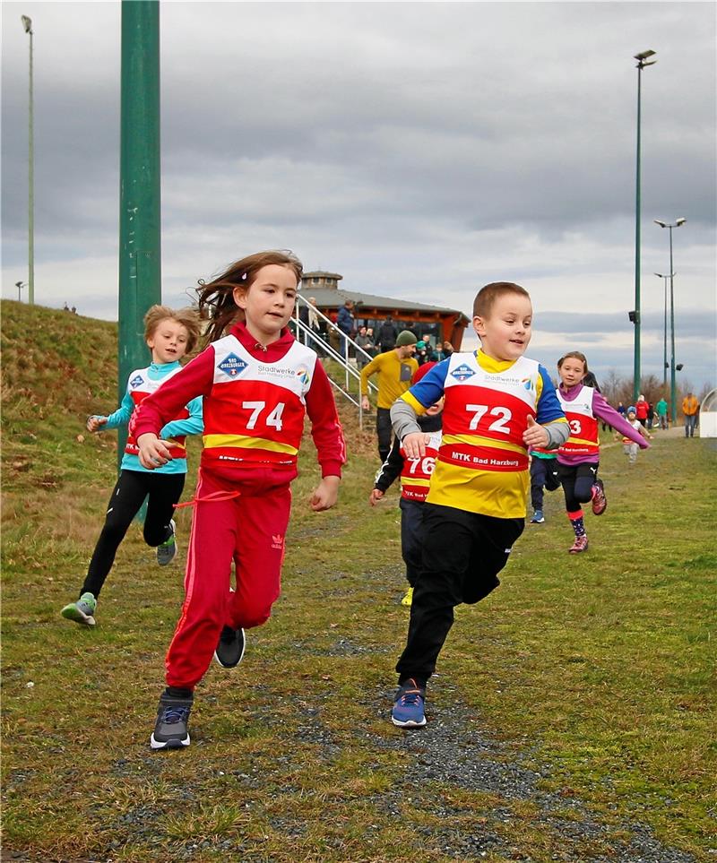 Silvesterlauf: Neuer Rundkurs wird ein Volltreffer Die Jüngsten haben bei ihrer Runde um den Sportplatz, bei der keine Zeit genommen wird, viel Spaß.