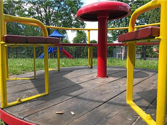 Die Jugend lässt sich aufgrund fehlender Beschäftigungsmöglichkeiten gerne auf dem Spielplatz „Kleiner Bruch“ nieder. Von demolierten Spielgeräten über Zigarettenkippen wie hier auf dem gerade reparierten Karussel bis hin zu Scherben im Sand ist die Rede im Ausschuss. Foto: Hörseljau