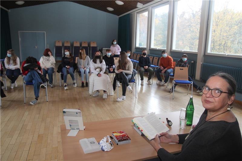 Die Jugendbuchautorin Antje Babendererde liest in der Aula des Schulzentrums aus ihrem Werk „Libellensommer“.  Foto: Eggers