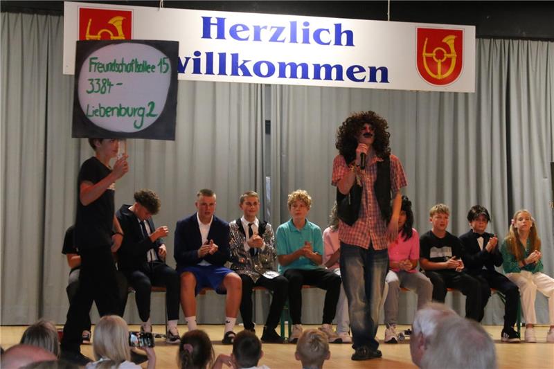 Dorffest in Othfresen mit Wikingerangriffen und Glaubensbekenntnis Die Jugendfeuerwehr begeistert beim Bühnenprogramm mit der Hitparade.