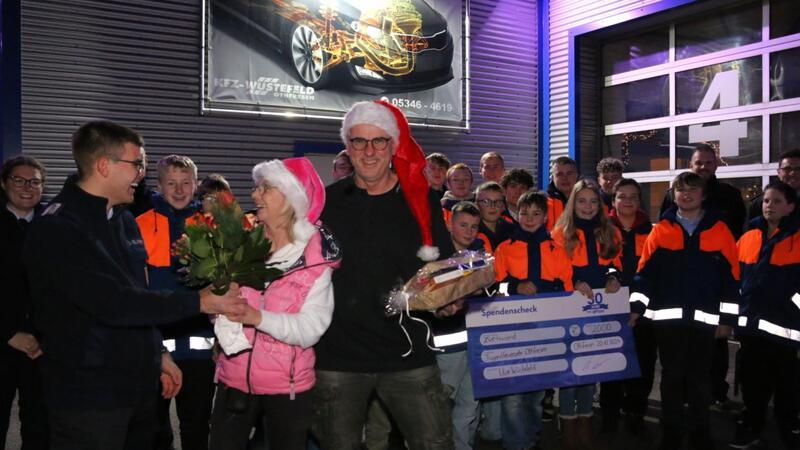 Die Jugendfeuerwehr dankte ihrerseits mit einem kleinen Präsentkorb und einem weihnachtlichen Blumenstrauß.
