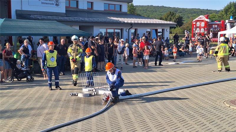 Die Jugendfeuerwehr führt beim Tag des offenen Tores einen Löschangriff vor.
