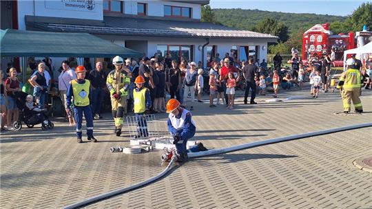 Die Jugendfeuerwehr führt beim Tag des offenen Tores einen Löschangriff vor.