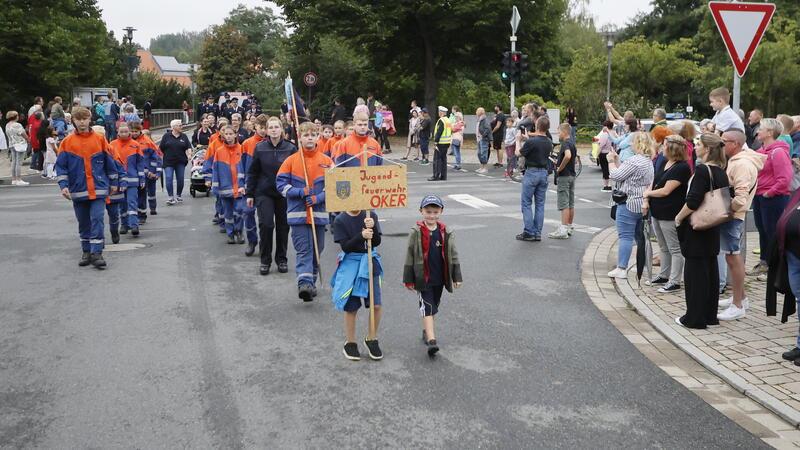 Ein Wochenende für die Geschichtsbücher der Brandbekämpfer Die Jugendfeuerwehr marschiert voller Stolz beim Sternmarsch mit.