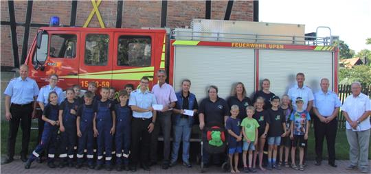 Die Jugendfeuerwehren aus Upen und Othfresen erhielten Spenden von den Brauhausgesprächen in Liebenburg. Fotos. Hohaus