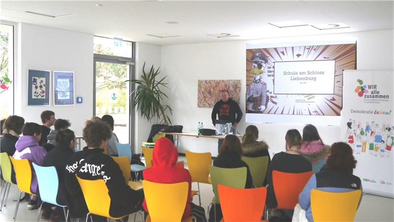 Liebenburger Schüler entwerfen Cartoons Die Jugendlichen der Schule am Schloss lauschen an zwei Tagen den Ausführungen von Buchautor und Cartoonist Nils Oskamp. Fotos: Neddermeier