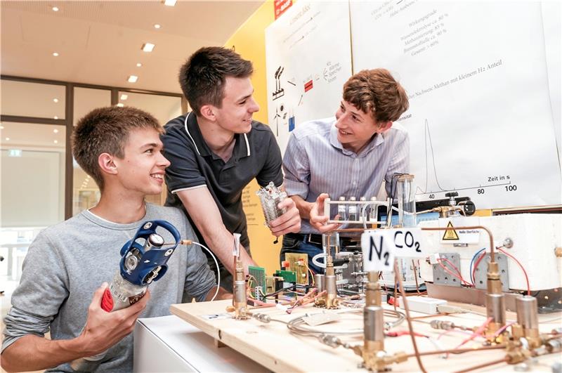 Innovationen und spannende Experimente – Jugend forscht geht in die 57. Runde Die Jugendlichen entwickeln eigene Ideen und präsentieren diese bei dem Wettbewerb. Fotos: Stiftung Jugend forscht