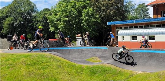 Die Jugendlichen nehmen den Pumptrack seit dem ersten Tag gut an.