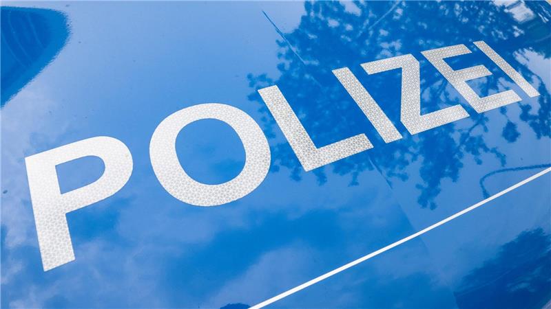 Die Jugendlichen sollen auch Autoscheiben eingeschlagen haben. (Symbolbild)