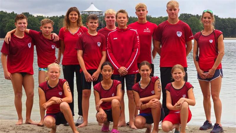 Harzer Schwimmer schlagen sich auch im Freiwasser stark Die Jugendtrainerin des MTV Goslar, Alexandra Janitzki (r.), mit den Schwimmerinnen und Schwimmern am Tankumsee in Isenbüttel.