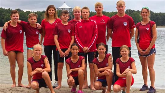 Die Jugendtrainerin des MTV Goslar, Alexandra Janitzki (r.), mit den Schwimmerinnen und Schwimmern am Tankumsee in Isenbüttel.