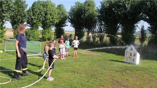 Die Jugenfeuerwehr Lochtum zeigt auch in diesem Jahr den Jüngsten mit einem Spritzenhaus die Brandbekämpfung.