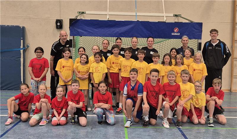 Die Jungen und Mädchen treten in der Deilich-Halle gegeneinander an. HSG-Leiter Lars Grollmisch (hinten, v.l.), die Junior-Schiedsrichterinnen Emily Hertrampf, Gianna Petri, Julia Brunke und Merle Wolf, HSG-Jugendwartin Nicoll Hammer und der FSJ-ler Tristan Nowak begleiten sie dabei.