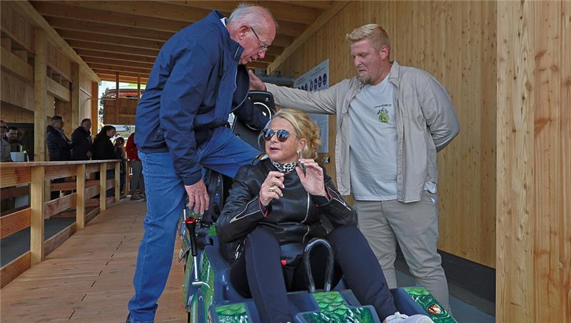 Startschuss für den Drachenblitz auf dem Hahnenkleer Bocksberg Die Jungfernfahrt im Drachenblitz übernehmen Goslars Oberbürgermeisterin Urte Schwerdtner und Hahnenklees Ortsbürgermeister Heinrich Wilgenbus im Tandem. Betriebsleiter Christian Schütt (r.) gibt letzte Anweisungen.