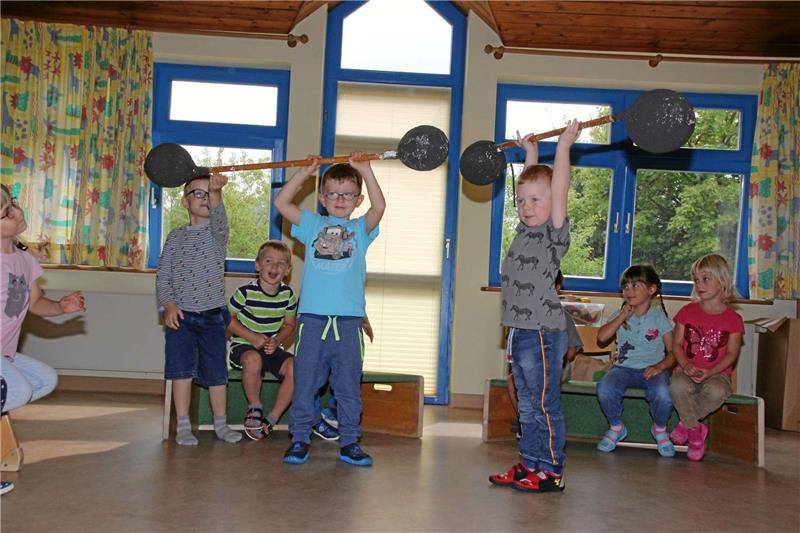 Die Jungs schlüpfen in die Rolle der „stärksten Männer der Welt“.