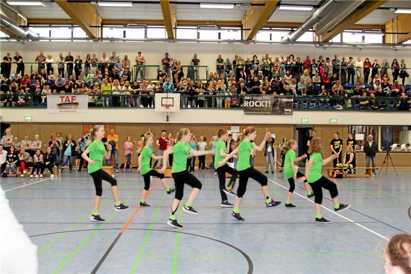 Die Junioren-Gruppe „JumpingStyle“ der Tanzschule Karen Sander präsentiert vor gut besetzter Tribüne ihren Tanz, der mit Platz zwei belohnt wurde. Foto: Knof