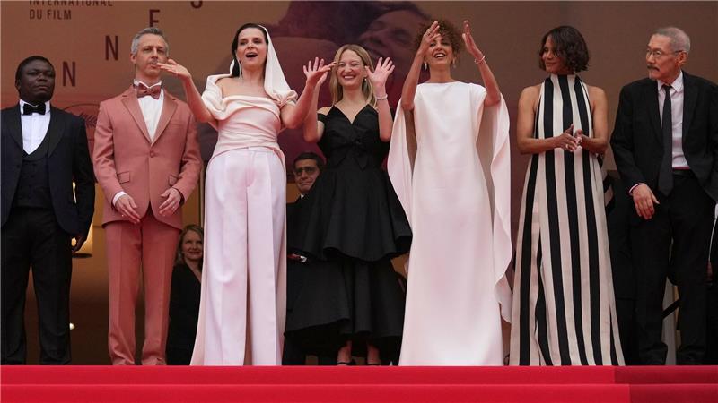 Schluss mit Schweigen – Robert De Niro teilt gegen Trump aus Die Jury auf dem Teppich, rechts Halle Berry.