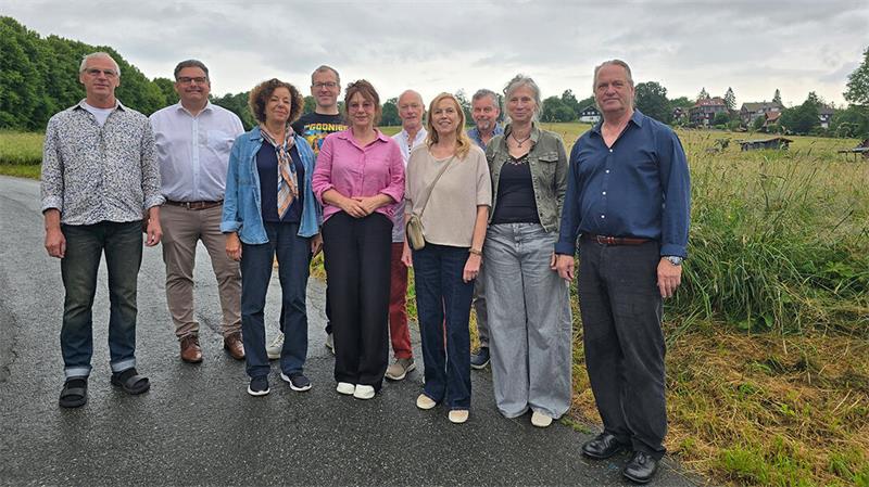 Das Foto zeigt eine Gruppe von Menschen vor der Rathausskiwiese in Braunlage.