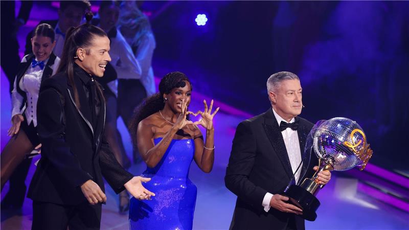 Da tanzen sogar die Puppen: Woitschack gewinnt „Let’s Dance“ Die Jury vergab viele Höchstwertungen - und brachte den großen Pokal ins Studio.