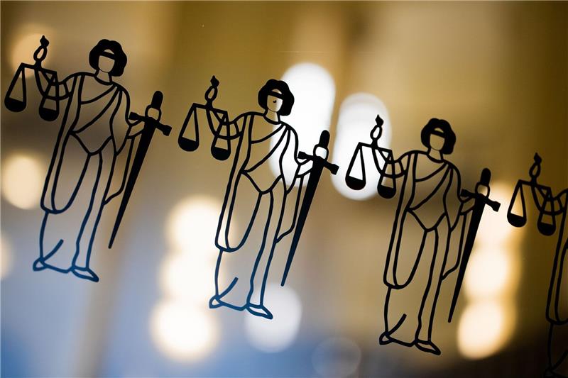 Angeklagter gesteht Blitzeinbruch bei Juwelier Die Justitia ist an einer Scheibe am Eingang zum Oberlandesgericht zu sehen.