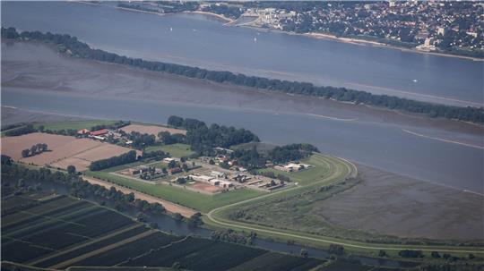 Die Justizvollzugsanstalt Hahnöversand liegt auf einer Insel in der Elbe. (Archivbild)