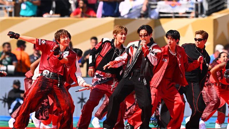 27 statt 15 Minuten Pause: So lief die erste WM-Halbzeitshow Die K-Pop-Band BTS.