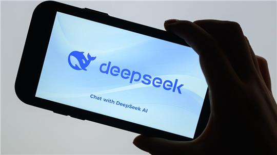 Die KI-App von DeepSeek soll wegen Verstößen gegen europäisches Recht aus den App-Stores von Apple und Google fliegen. (Archivbild)