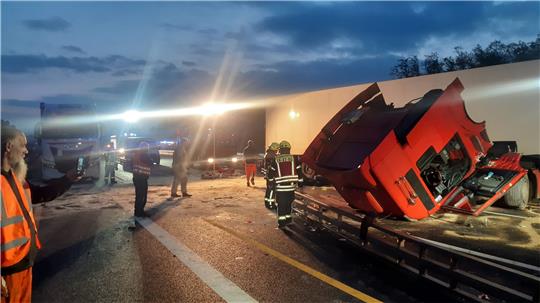 Die Kabine des Sattelschleppers ist völlig verdreht und auf dem Kopf gelandet. Der Fahrer wird schwer verletzt geborgen.  Foto: Feuerwehr Seesen