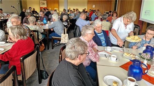 Die Kaffeenachmittage in der Awo sind jede Woche gut besucht. Nach der Weihnachtsfeier wird der Teppich ausgetauscht.