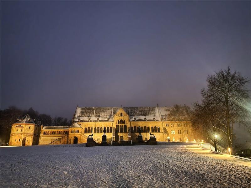 Die Kaiserpfalz präsentiert sich im vergangenen Dezember im winterlichen Glanz und lockt so manchen Fotografen an. Foto: Sowa