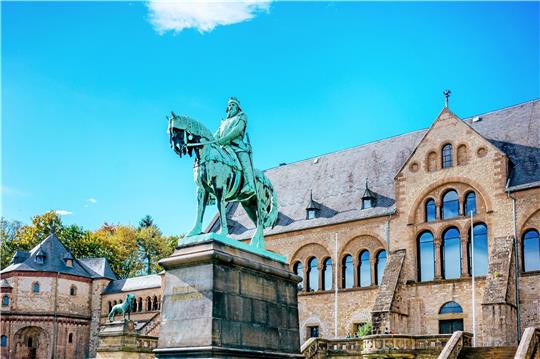 Die Kaiserpfalz thront mit ihren üppigen Fensterarkaden auf einem Hügel in Goslar, glücklicherweise sind alle Fenster verglast, und der Saal ist vor unbequemen Witterungen geschützt.  Fotos: Brabanski